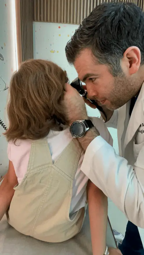 Dr. Felipe Barragán atendiendo a un paciente